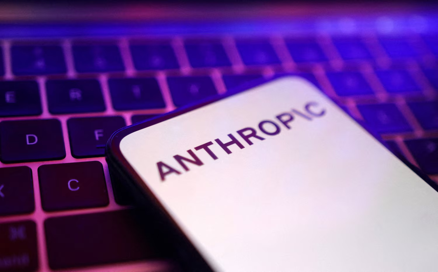 Anthropic cảnh báo các mô hình AI có thể sớm tự sao chép trên nhiều thiết bị. (Ảnh: abcnews.com)